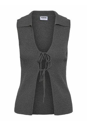 Top sin mangas de punto gris oscuro con cuello, que presenta un escote en V profundo y un detalle de lazo en el frente. La tela texturizada añade profundidad.