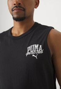 Czarny bezrękawnik wykonany z bawełny, z okrągłym dekoltem, z białym nadrukowanym logo "PUMA sports club" oraz małym emblematem Pumy.