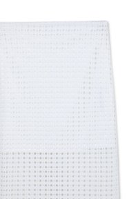 Tessuto bianco testurizzato con un motivo a griglia, caratterizzato da piccole aperture quadrate e un design leggero e traspirante.