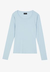 Ljusblå, långärmad ribbad topp med rund halsringning, utlagd platt på en vit bakgrund.