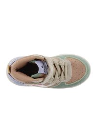 Höga sneakers med en blandning av material; ljusbeige, grön och pastellblå färgsättning; perforerad tå; texturerade detaljer; snörningsdesign.