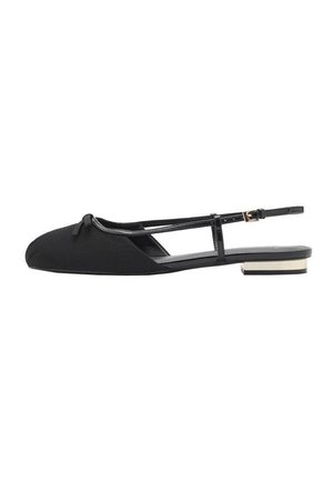 Zapato slingback plano negro con punta puntiaguda, pequeño lazo decorativo, tiras finas y tacón bajo de bloque con detalle metálico.