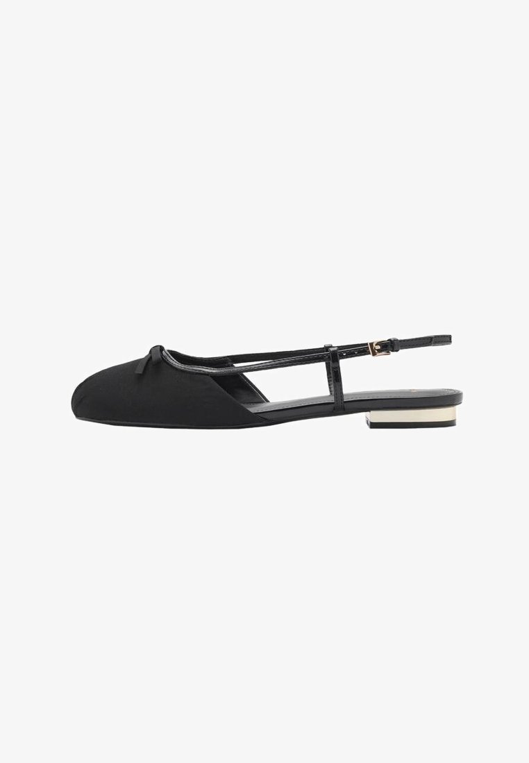 Chaussure slingback plate noire avec bout pointu, petit nœud décoratif, fines brides et petit talon bloc avec accent métallique.