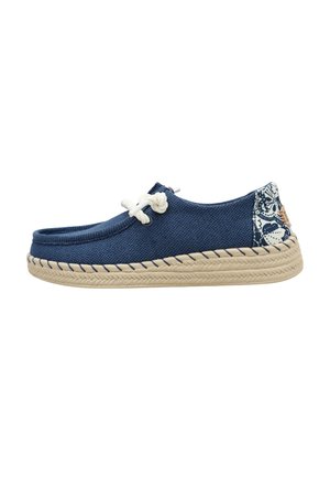 Zapato casual tipo slip-on azul marino con cordones de cuerda blanca, suela trenzada beige y detalle con estampado en el talón en azul y blanco.