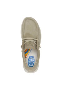 Zapato casual beige con parte superior de suave ante, punta redonda y suela de goma blanca. Presenta cordones neutros y un logo colorido en la plantilla.