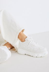 Buffalo CORIN HEART - Tossud - white