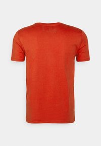 Rød kortærmet T-shirt med rund hals. Lavet af blød tekstil, der har en glat overflade og subtile farvevariationer.