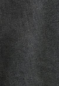 Tissu tissé gris foncé avec un motif sergé créant des stries diagonales et de la texture sur tout le matériau.