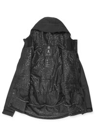 Schwarze isolierte Jacke mit einem Innenfutter im Leopardenmuster, mehreren Innentaschen, Kapuze und verstellbarem Saum. Merkmale von Marken-Details.