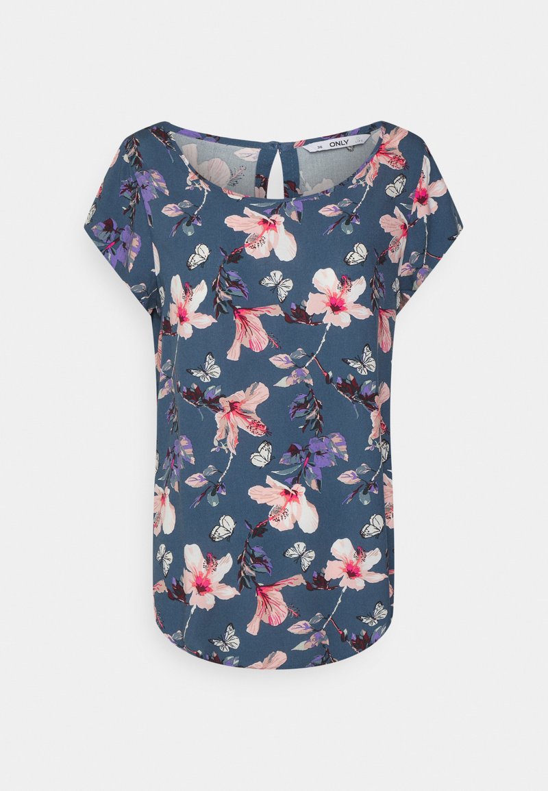 Blusa floral em azul-marinho com mangas curtas, apresentando flores em rosa e branco, borboletas, decote redondo e um detalhe em gota nas costas.