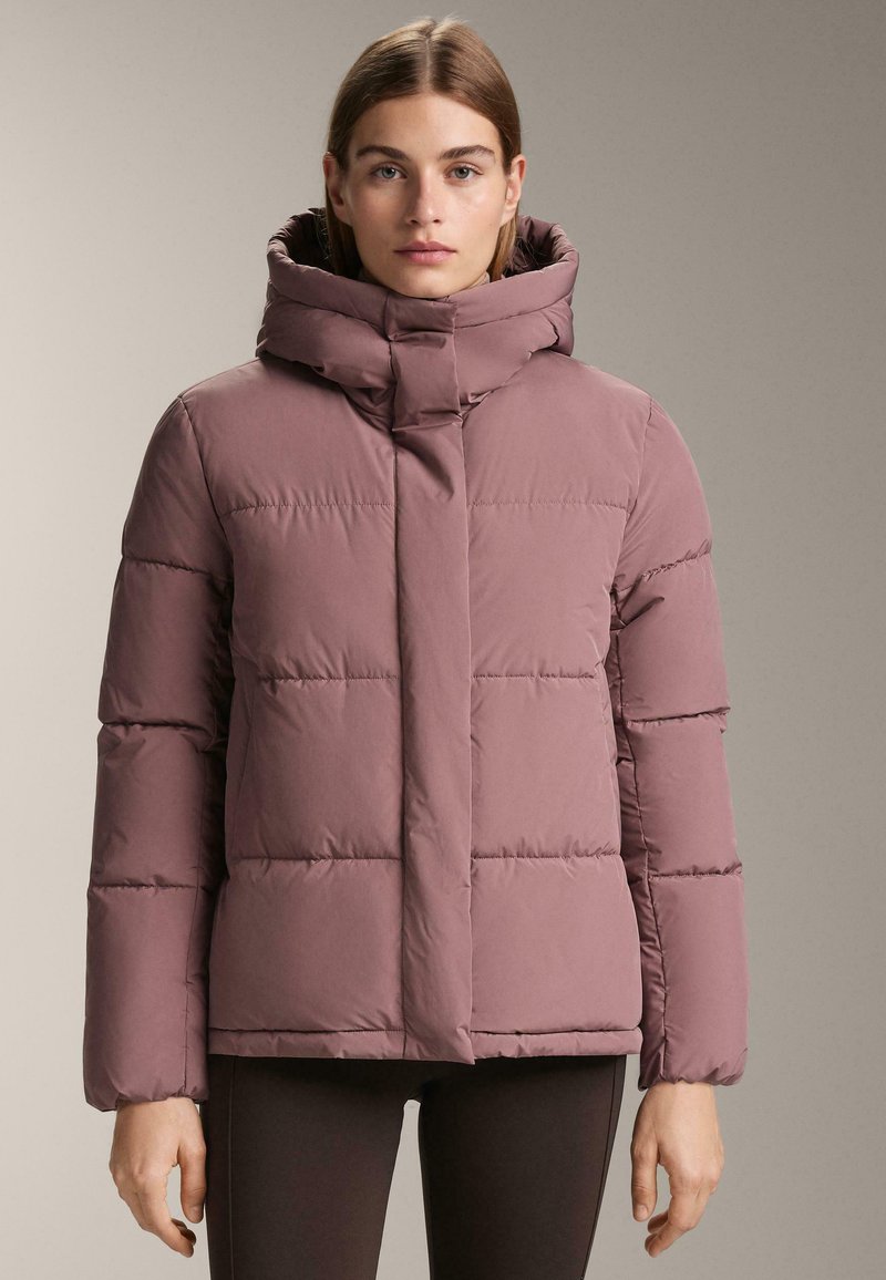 Kurtka puchowa w kolorze śliwkowym, z wysokim kołnierzem i pikowanym wzorem. Tkanina jest gładka, o prostym kroju i długich rękawach.