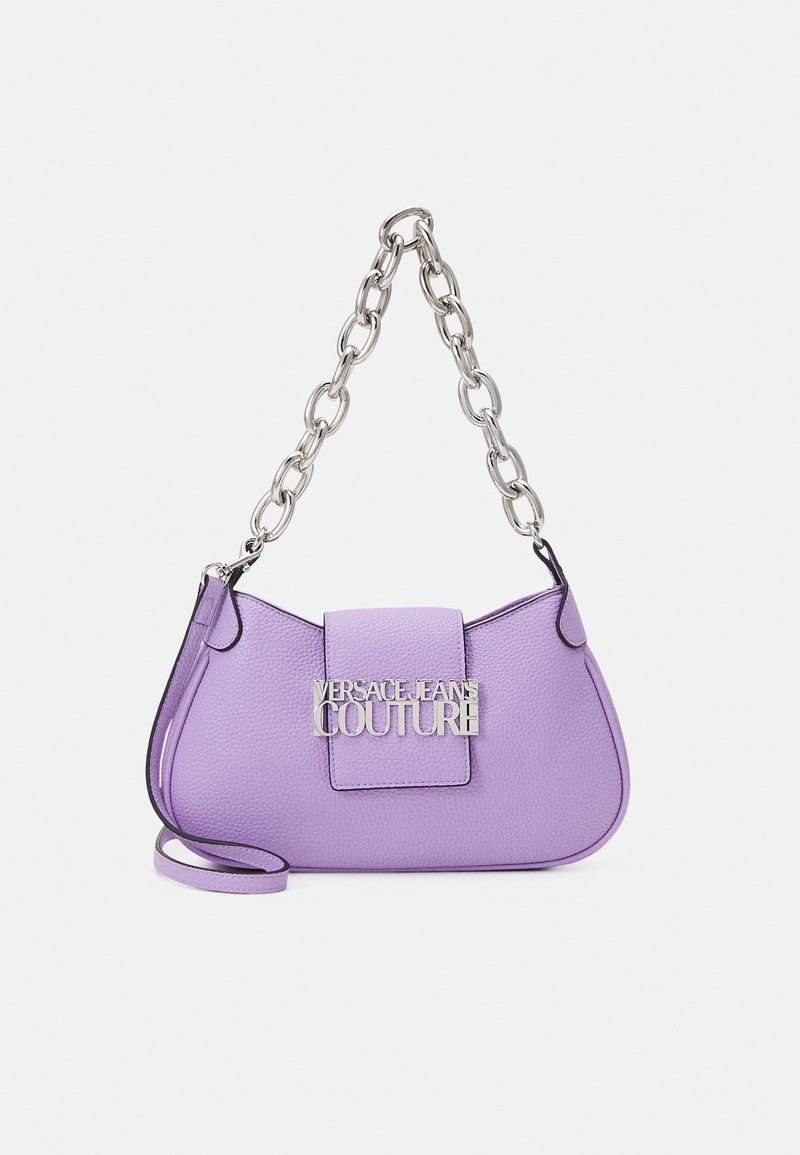 Sac à main en cuir violet avec une surface texturée, une bandoulière en chaîne argentée et un rabat rectangulaire avec le logo "VERSACE JEANS COUTURE".