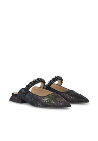 Czółenka ze spiczastym noskiem i zapięciem typu slingback, z teksturowaną, iryzującą czarną powierzchnią oraz koralikowym czarnym paskiem na przodzie. Niski, kanciasty obcas.