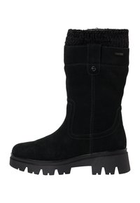 Musta mokkasukkinen polvipitkä saapas, jossa on teksturoidusta neuleesta valmistettu ääriviiva, kumipohja ja näkyvät ompeluyksityiskohdat. Varustettu sivupainikkeella kiinnitystä varten.