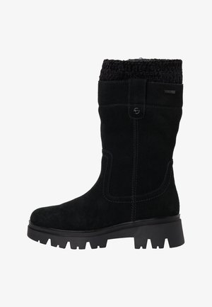 Bota alta de ante negra con un puño de punto texturizado, suela de goma y detalles de costura visibles. Cuenta con un botón lateral para el cierre.