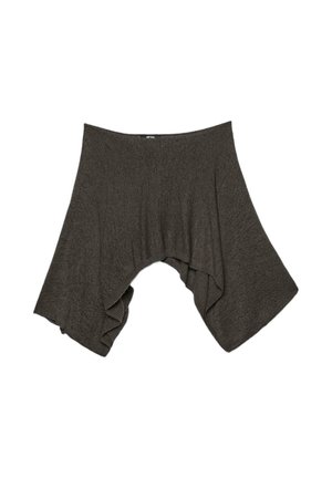 Temno sivi rebrasti asimetrični pončo s širokimi stranicami in ukrivljenim robom, položen ravno na belem ozadju.