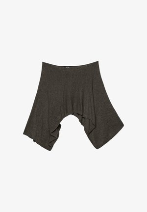 Tamnosivi asimetrični džemper pončo s širokim stranama i zakrivljenim rubom, prikazan ravno na bijeloj pozadini.