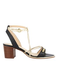 Sandalias de tacón de cuero negro con acentos dorados, punta abierta y diseño de correas entrelazadas. Presenta un tacón cuadrado y correa para el tobillo ajustable.