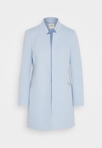 Svetle modrý kabát s hladkou, strukturovanou tkaninou. Vyznačuje se minimalistickým designem, zapínáním na přední části a dvěma bočními kapsami se stříbrnými detaily.