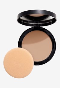 Cipria compatta in un astuccio nero con un coperchio trasparente. Presenta una polvere liscia e di un luminoso color beige chiaro, accompagnata da una morbida spugnetta applicatrice rotonda di colore pesco.