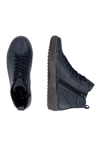Paire de baskets montantes bleu marine foncé avec semelles, lacets et fermetures éclair latérales noires, vues de dessus et de côté sur fond blanc.