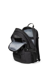 Mochila negra con un interior gris, que cuenta con múltiples compartimentos, correas ajustables y un bolsillo lateral de malla. Cierres de cremallera visibles.