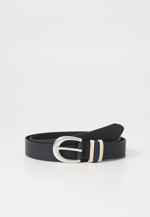 Ceinture en cuir bleu marine avec une boucle ovale en argent et deux rayures horizontales en crème et bleu. Texture lisse avec un design classique.