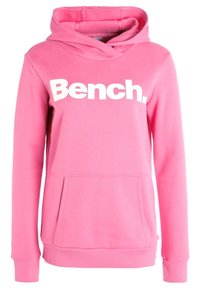 Sudadera rosa hecha de tela suave con bolsillo delantero, capucha ajustable con cordón y el logo blanco audaz "Bench." en el pecho.