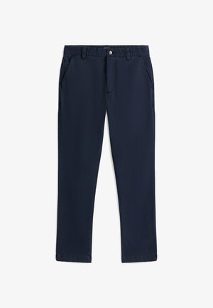 Marineblaue gerade geschnittene Hose mit Gürtelschlaufen, Fronttaschen, Knopfverschluss und Reißverschluss auf weißem Hintergrund.