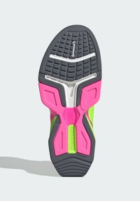 Schoenzool met levendige roze en grijze rubbersecties, gestructureerde grip, flexibele ontwerp, met prominente "Lightstrike" branding en Continental-logo.