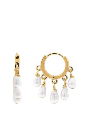 Złote kolczyki koła z pięcioma nieregularnymi białymi perłami zwisającymi z jednego oraz trzema nieregularnymi białymi perłami na drugim kole.