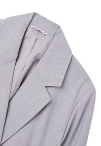 Blazer grigio realizzato in tessuto testurizzato, con colletto a ribalta, alette appuntite e una silhouette snella, dotato di una fodera interna liscia.