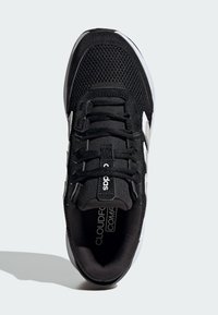 Czarne buty sportowe z przewiewną siateczką, sznurowane, z białymi akcentami. Gruba podeszwa dla wygody z brandingiem "CLOUDFOAM".