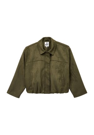 Chaqueta corta de color verde oliva en un material suave similar al ante. Presenta un cuello clásico, bolsillos frontales y una cintura elástica para un ajuste ceñido.