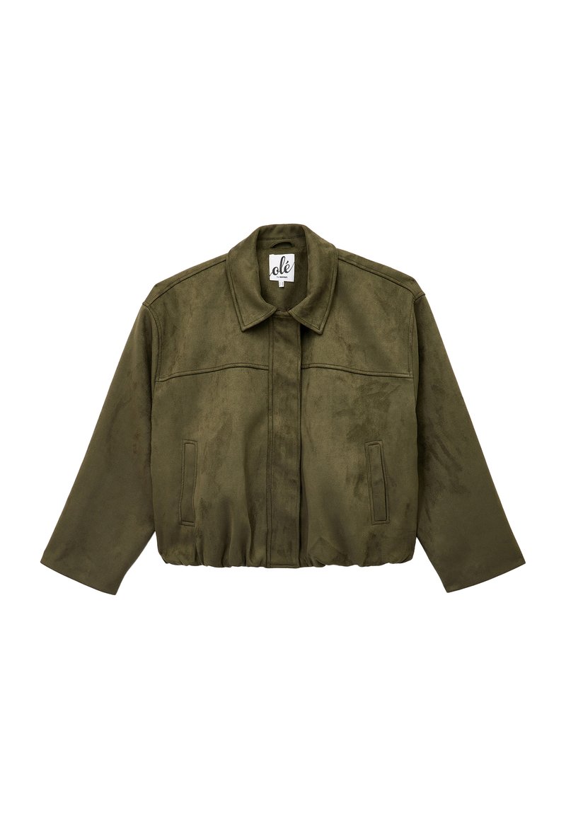 Chaqueta corta de color verde oliva en un material suave similar al ante. Presenta un cuello clásico, bolsillos frontales y una cintura elástica para un ajuste ceñido.