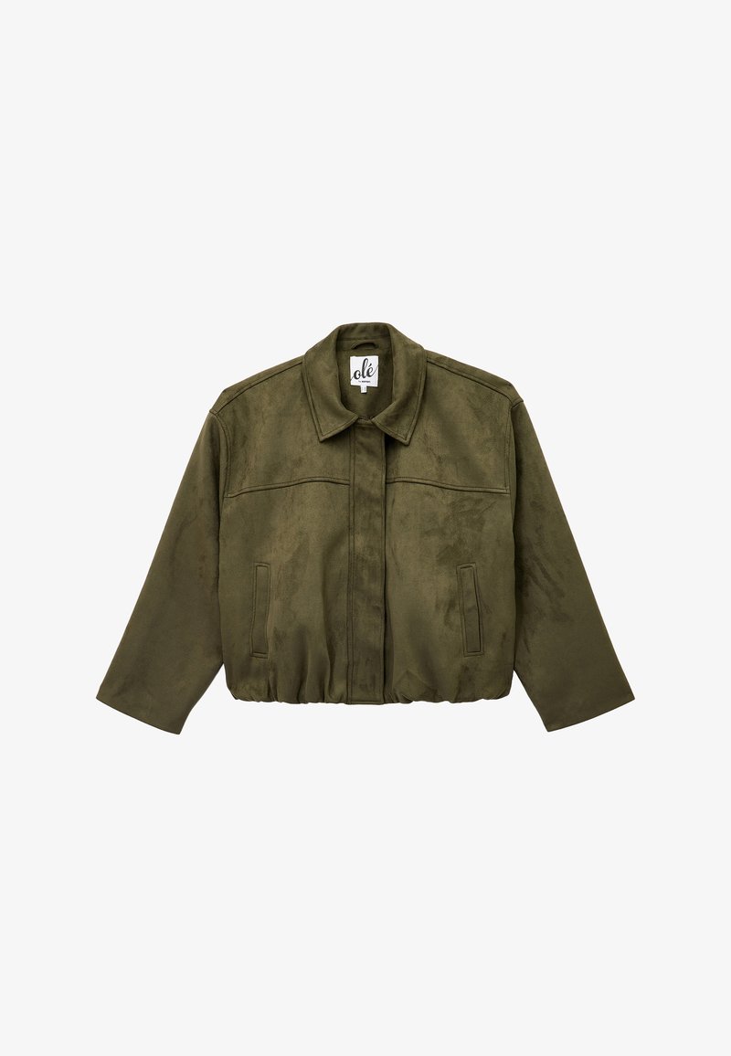 Chaqueta corta de color verde oliva en un material suave similar al ante. Presenta un cuello clásico, bolsillos frontales y una cintura elástica para un ajuste ceñido.