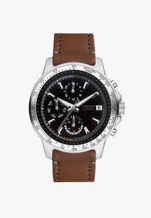 Schwarze analoge Uhr mit silbernem Edelstahlgehäuse und braunem Lederarmband. Verfügt über mehrere Zifferblätter, Datumsanzeige und kontrastierende Stundenmarkierungen.