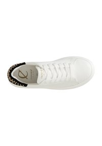 Sneaker bianco in pelle con punta arrotondata, caratterizzato da un accento di paillettes nere e oro sul tallone e chiusura con lacci bianchi.