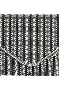 Sort clutch-pung pyntet med skiftende rækker af store, skinnende sølv- og sorte nitter, med en kuvertdesign og glat tekstur.