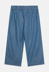 Plavi chambray culotte s elastičnim pojasom, širokim nogavicama i glatkom teksturom. Imaju jednostavni rub bez dodatnih akcenata.