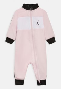 Rosa Baby-Overall mit schwarzem Kragen, Bündchen und Reißverschluss, ausgestattet mit einem weißen Brustpanel und einem schwarzen Jumpman-Logo auf der linken Seite.