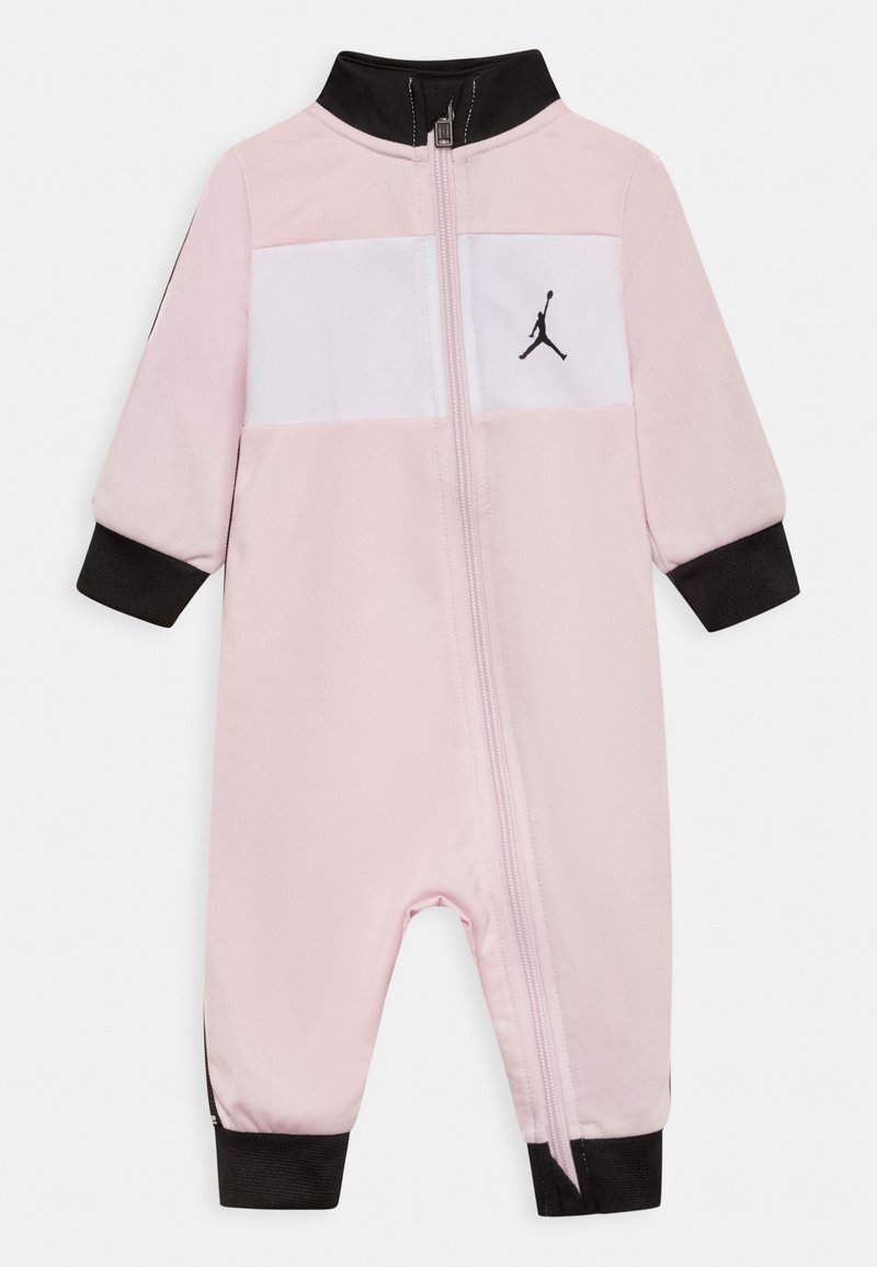 Rosa Baby-Overall mit schwarzem Kragen, Bündchen und Reißverschluss, ausgestattet mit einem weißen Brustpanel und einem schwarzen Jumpman-Logo auf der linken Seite.
