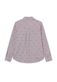 Camisa de manga larga con rayas rojas y azules y pequeños acentos florales rojos. Cuello clásico, puños con botón y corte holgado.