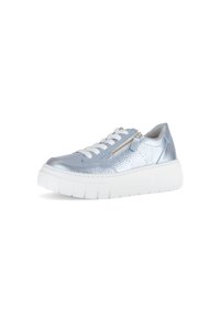 Metaliczne, jasnoniebieskie sneakersy o teksturowanym wykończeniu, z białym zapięciem na sznurowadła, bocznym zamkiem błyskawicznym i grubą białą podeszwą.