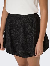 Zwarte bloemenrok met een getextureerde stof, voorzien van een geplooide taille en een uitlopende silhouet, met verfijnde donkere bloemenpatronen.