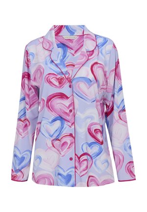 Haut de pyjama boutonné à manches longues avec des motifs de cœurs roses et bleus sur un fond violet clair, et des bordures contrastantes sur le col et les poignets.