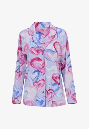 Koszula do piżamy na guziki z długim rękawem, z różowymi i niebieskimi wzorami serc na jasnofioletowym tle oraz kontrastującą lamówką na kołnierzu i mankietach.