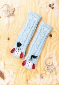 Socks di colore azzurro chiaro lavorati a maglia presentano un motivo a treccia, con un design a tema cane sulla punta, che include orecchie rosse e accenti neri.