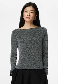 Juodas ilgarankovis viršus su tekstūruotu raštu, plačiu valtimi primenančiu iškirpimu ir prigludusia silueto linija. Derinamas su juodomis aukšto liemens kelnėmis.