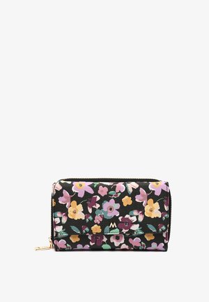 Portafoglio floreale con sfondo di tessuto nero, caratterizzato da fiori rosa, gialli e verdi. Fibbia e logo in tono oro. Forma compatta e rettangolare.